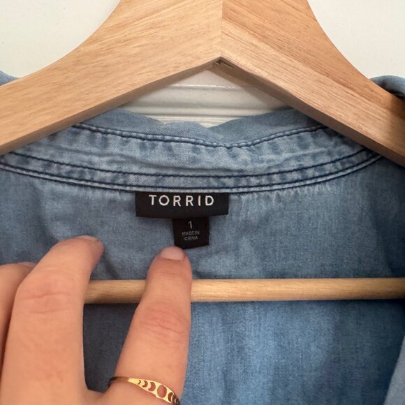 TORRID Taylor - Medium Wash Denim Fox Button Down Shirt - 1x - Picture 5 of 7